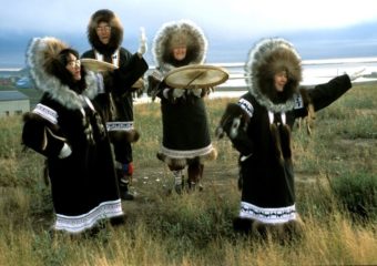 Festival inuit - 3 femmes et un homme en costume traditionnel Inuit, dansent et chantent avec des instruments type tambourin